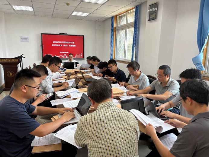 一群人在开会AI 生成的内容可能不正确。