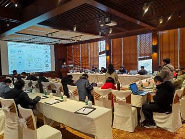 一群人在餐厅里AI 生成的内容可能不正确。